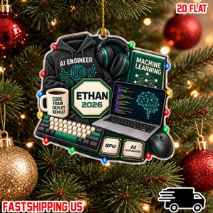 Op de afbeelding: Een plat, decoratief ornament met een zwarte hoodie met de tekst AI ENGINEER, een koptelefoon, een boek getiteld MACHINE LEARNING, een laptop met code en een breingrafiek, een mok met CODE TRAIN DEPLOY REPEAT, een toetsenbord, muis en chips met GPU en AI ACCELERATOR, met een centrale zeshoek met ETHAN 2026.