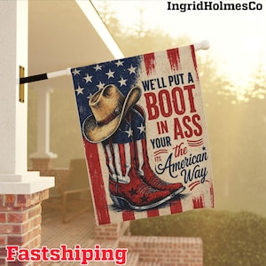 Puede incluir: Una bandera decorativa con un diseño de sombrero y botas de vaquero, que incorpora los colores y las estrellas de la bandera estadounidense. El texto dice "WE'LL PUT A BOOT IN ASS YOUR the American Way". La bandera está colgada afuera.