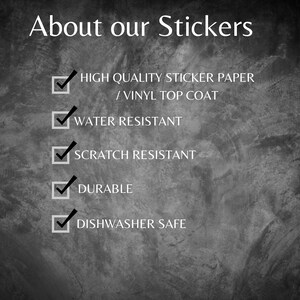 Op de afbeelding: Afbeelding met de tekst "About our Stickers" en een lijst met kenmerken: hoogwaardig stickerpapier, waterbestendig, krasbestendig, duurzaam en vaatwasmachinebestendig. De achtergrond is een getextureerde grijstint.