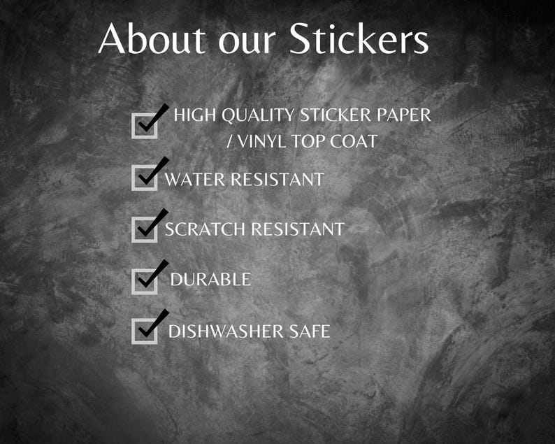 Op de afbeelding: Afbeelding met de tekst "About our Stickers" en een lijst met kenmerken: hoogwaardig stickerpapier, waterbestendig, krasbestendig, duurzaam en vaatwasmachinebestendig. De achtergrond is een getextureerde grijstint.