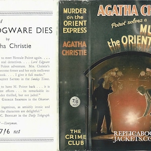 Könnte beinhalten: Ein Vintage-Buchcover für den Kriminalroman "Mord im Orient-Express" von Agatha Christie. Das Cover zeigt einen dunkelblauen Hintergrund mit einem Zugabteil und einen Mann im Anzug, der auf ein brennendes Streichholz schaut. Der Text "Poirot löst einen Mord im Orient-Express" ist in Weiß auf einem roten Banner gedruckt.