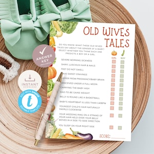以下が含まれることがあります： 「Old Wives Tales」のテキストと赤ちゃんの性別の予測リストが記載されたベビーシャワーゲームカード。ペン、ベビーシューズ、木製プレートが含まれています。カードには水彩画の野菜のデザインが施されています。