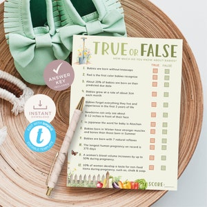 Puede incluir: Un cuestionario imprimible de verdadero o falso sobre bebés con un fondo a cuadros verde y blanco. El cuestionario tiene 12 preguntas con una opción de respuesta verdadero o falso para cada pregunta. El cuestionario incluye una sección de puntuación en la parte inferior.