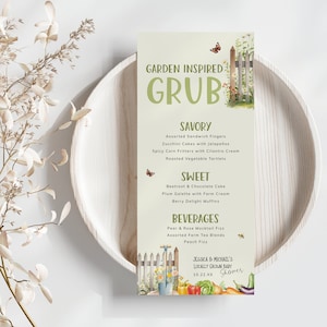 Modèle de menu cultivé localement pour la décoration de votre marché de producteurs, jardin potager vert sauge avec clôture et bêche pastel. Modifiable, imprimable | LG02