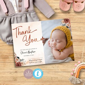 Cartão de agradecimento de batismo em terracota com foto, cartão postal de anúncio de bebê de outono, cartão de nota floral Rust Boho plano. Editável, imprimível | TC01