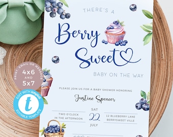 Könnte beinhalten: Eine blaue und weiße Babyparty-Einladung mit dem Text "There's a Berry Sweet Baby on the Way". Die Einladung zeigt eine Aquarell-Illustration von Blaubeeren, Cupcakes und einem Korb mit Blaubeeren. Die Einladung ist für Justine Spencer und ist für Samstag, den 22. Juli um 14:00 Uhr geplant. Die Adresse lautet 12 Blueberry Lane, Berrysweet Ville.
