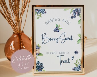 Letrero de regalo para baby shower con arándanos, letrero para mesa de postres con la frase "Los bebés son dulces con frutos rojos", decoración con temática de frutas en azul marino rústico. Editable, imprimible / BL02
