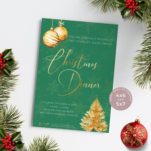 Peut inclure: Une invitation au dîner de Noël de couleur verte avec des lettres dorées et une illustration aquarelle d'un sapin de Noël et de boules. Le texte indique "Vous êtes cordialement invités au dîner de Noël du groupe [Nom de l'entreprise], samedi 16 décembre 20XX, de 18h00 à 23h00, à la salle de bal Wonderland, complexe de divertissement West. RSVP avant le 3 décembre à Michele à admin@ourcompany.com. Imprimez, envoyez par e-mail ou par message 4x6 et 5x7."