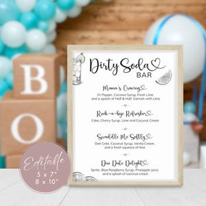 Pu&ograve; includere: Un cartello incorniciato con il testo "Dirty Soda Bar" e ricette di bevande. Il cartello include illustrazioni di un cocktail e fette di lime. Il cartello &egrave; etichettato "Editable" ed elenca le dimensioni 5 x 7" e 8 x 10".