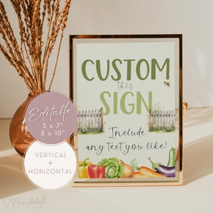 Może przedstawiać: Edytowalny szablon znaku z zielonym tłem, białym drewnianym ogrodzeniem i pszczołą. Tekst brzmi "Custom This Sign Include any text you like!" i jest otoczony różnymi warzywami, w tym czerwonymi paprykami, zieloną kapustą, cebulą, marchewką i bakłażanem.
