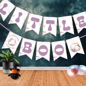 Op de afbeelding: Een 'Little Boo' banner met paarse letters en spookillustraties. De banner bevat de tekst 'Little Boo' en 'A little boo is almost due'. Perfect voor Halloween of een babyshower.