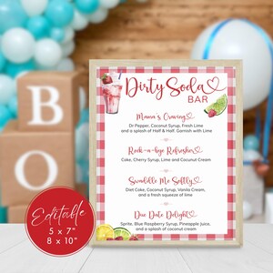 Puede incluir: Un letrero enmarcado con un borde a cuadros rojo y blanco, que anuncia un "Dirty Soda Bar" con recetas de bebidas. El letrero incluye el texto "Editable" y dimensiones de 12,7 x 17,8 cm y 20,3 x 25,4 cm.