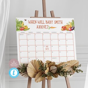 Peut inclure: Un calendrier de jeu de baby shower imprimable sur le thème des légumes. Le calendrier est décoré d'un papillon et de divers légumes, dont du maïs, des carottes, des tomates et des citrouilles. Le texte sur le calendrier indique "Quand bébé Smith arrivera-t-il ?" et comprend les jours de la semaine et les dates du 30 juin au 3 août. La date d'échéance est marquée sur le calendrier.