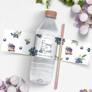 Etykieta na butelkę z wodą jagodową, szablon opakowania na butelkę z wodą na baby shower z jagodami, słodki wystrój z jagodami, motyw owocowy. Edytowalne, do druku | BL02