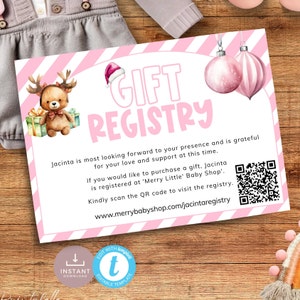 Könnte beinhalten: Eine rosa-weiß gestreifte Geschenkreigisterkarte mit einem Teddybären, der eine Geschenkbox, eine Weihnachtsmütze und einen rosafarbenen Weihnachtsbaumschmuck hält. Die Karte enthält den Text "GIFT REGISTRY" und einen QR-Code mit der Website-Adresse "www.merrybabyshop.com/jacintaregistry".