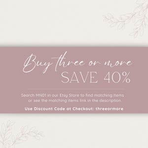 Puede incluir: Gr&aacute;fico promocional con texto sobre un fondo malva. El texto dice "Buy three or more SAVE 40%" en una fuente de escritura. Texto adicional anima a los clientes a buscar art&iacute;culos a juego y usar un c&oacute;digo de descuento.
