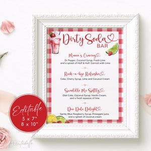 Puede incluir: Un letrero enmarcado en blanco con un fondo a cuadros rojos y blancos, que anuncia un "Dirty Soda Bar". El letrero incluye recetas de bebidas como "Mama's Craving" y "Due Date Delight". Un c&iacute;rculo rojo con la palabra "Editable" est&aacute; en la esquina inferior izquierda.