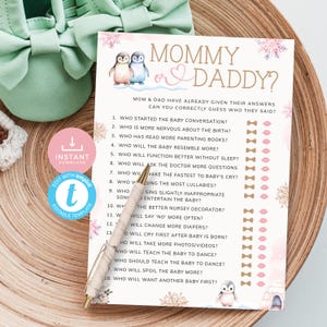 Roze winter raad eens wie mama of papa-quiz, sneeuwverliefd babyshowerspel, raad eens wie het zei mama of papa, pinguïn. Bewerkbaar, afdrukbaar | SN12