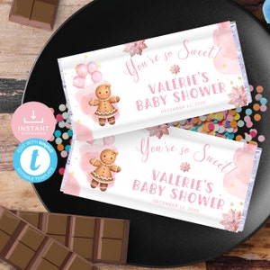 Może przedstawiać: Dwa różowe i białe, nadające się do druku opakowania na tabliczki czekolady z ilustracją piernikowego ludzika i tekstem "You're so Sweet! Valerie's Baby Shower December 12, 20XX".