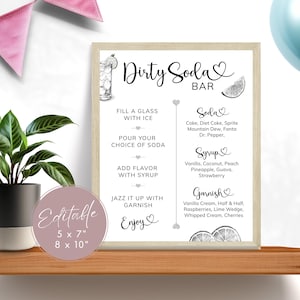 Pu&ograve; includere: Un cartello incorniciato con la scritta "Dirty Soda Bar" e le istruzioni per preparare una soda. Il cartello include una grafica di una soda e una fetta di limone. Il cartello &egrave; su una mensola di legno con una pianta in vaso e uno striscione rosa sullo sfondo.