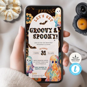 Puede incluir: Un smartphone muestra una invitación a una fiesta de Halloween. La invitación presenta el texto "Let's Get Groovy & Spooky!" con murciélagos e ilustraciones de fantasmas coloridos. La fecha es el 31 de octubre. Descarga instantánea.