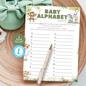 以下が含まれることがあります： 「Baby Alphabet Game」のテキストとジャングル動物のイラストが描かれたベビーシャワーゲームカード。カードには、アルファベットの各文字に対応する記入欄があります。ペンがカードの上に置かれています。