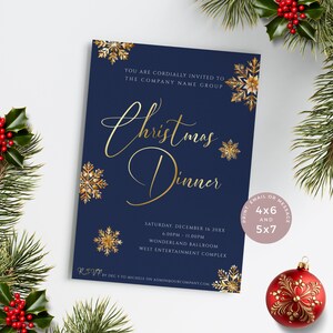 Peut inclure: Une carte d'invitation bleue avec des flocons de neige dorés et le texte "Dîner de Noël" en écriture dorée. L'invitation est pour un dîner de Noël d'entreprise le 16 décembre au Wonderland Ballroom, West Entertainment Complex. RSVP avant le 1er décembre à Michele à admin@ourcompany.com.