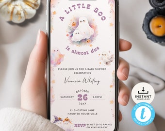 Puede incluir: Una invitación digital para un baby shower con temática de Halloween. La invitación presenta una linda ilustración de fantasmas y calabazas con el texto "A Little Boo is almost due". La invitación incluye la fecha, la hora y la ubicación del evento.