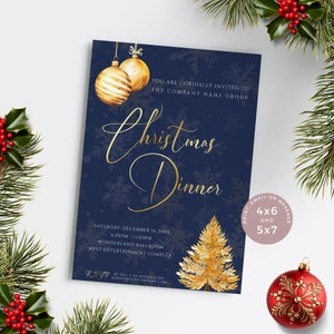 Puede incluir: Una invitación a la cena de Navidad azul y dorada con copos de nieve y un árbol de Navidad dorado. El texto de la invitación dice: "Están cordialmente invitados a la cena de Navidad del grupo [nombre de la empresa]. Sábado 16 de diciembre de 20XX 18:00 - 23:00 Sala de baile Wonderland Complejo de entretenimiento oeste RSVP antes del 3 de diciembre a Michele en admingourcompany.com".