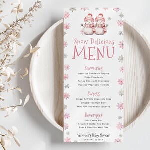Winter Menu Card Template für Twin Girl Baby Shower. Zwillinge Pink Schneemann & Schneeflocken Tischdekoration. Druckbar, bearbeitbar | SN03