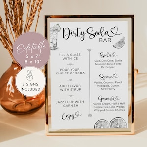 Pu&ograve; includere: Un cartello incorniciato con la scritta "Dirty Soda Bar" e le istruzioni per preparare una soda. Il cartello include un elenco di gusti di soda e sciroppi e opzioni di guarnizione. Il cartello misura 12,7 x 17,8 cm e 20,3 x 25,4 cm.