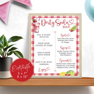 Puede incluir: Un letrero enmarcado con un borde a cuadros rojo y blanco, que anuncia un "Dirty Soda Bar". El letrero incluye instrucciones, una lista de refrescos y sabores de jarabes, y opciones de guarnici&oacute;n. Un c&iacute;rculo rojo con la palabra "Editable" est&aacute; en la esquina inferior izquierda. El letrero mide 12,7 x 17,8 cm o 20,3 x 25,4 cm.