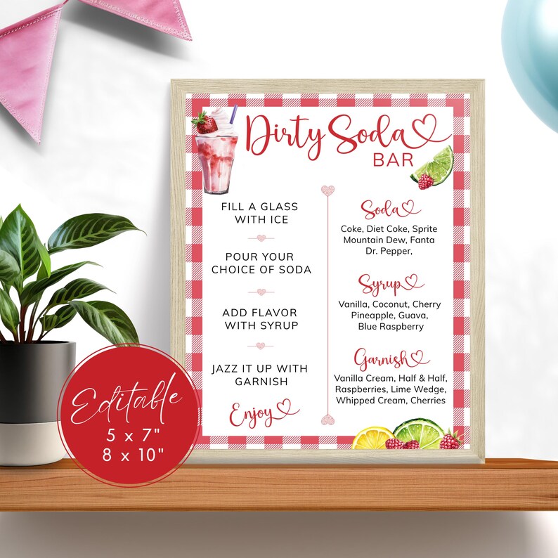 Puede incluir: Un letrero enmarcado con un borde a cuadros rojo y blanco, que anuncia un "Dirty Soda Bar". El letrero incluye instrucciones, una lista de refrescos y sabores de jarabes, y opciones de guarnici&oacute;n. Un c&iacute;rculo rojo con la palabra "Editable" est&aacute; en la esquina inferior izquierda. El letrero mide 12,7 x 17,8 cm o 20,3 x 25,4 cm.