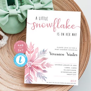 Invitation Un petit flocon de neige en route, invitation rose pour baby shower d'hiver, design minimaliste moderne, fille élégante. Modifiable, imprimable | SN05
