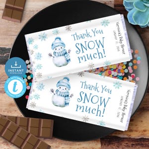 Könnte beinhalten: Zwei weiße Schokoladenriegel-Verpackungen mit einem Schneemann-Design und dem Text "Thank You SNOW much!"  Veronicas Baby Shower am 12. Januar 20XX