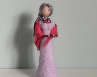 Handgemachte gefilzte Puppe – Mit Charoit Perle – Wollfee mit geflochtenem Haar – Dekoration nach Waldorf Art