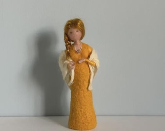 Handgemachte gefilzte Puppe – Mit Sonnenstein und Mondstein Perlen – Wollfee mit geflochtenen Haaren – Dekoration nach Waldorf-Art