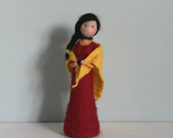 Handgemachte gefilzte Puppe – Mit Onyx Perle – Wollfee mit geflochtenen Haaren – Dekoration nach Waldorf Art