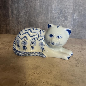 VINTAGE Ceramic Blue and White Cat Retro Home Decor