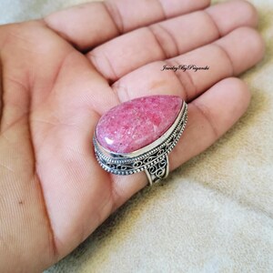 Anello fatto a mano con rodonite a forma di pera: argento sterling 925