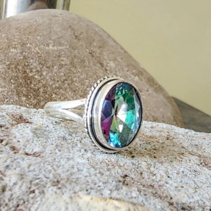 Bague ovale avec topaze mystique, argent sterling 925 fait main