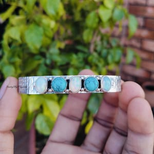Brazalete de plata de ley hecho a mano con piedra lunar y turquesa