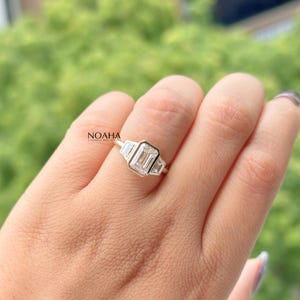 Anillo de compromiso de tres piedras con diamantes de talla esmeralda, baguettes cónicas laterales y bisel de diamantes cultivados en laboratorio para propuesta de matrimonio, regalo de aniversario para ella.