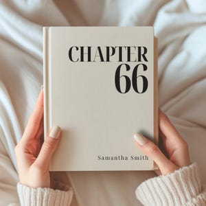 Puede incluir: Un libro de tapa dura de color crema con texto negro en la portada. El texto dice CHAPTER 66 en una fuente grande y negrita en la parte superior y Samantha Smith en una fuente más pequeña en la parte inferior. El libro tiene un acabado liso.