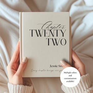 Puede incluir: Un libro de tapa dura de color crema con texto negro en la portada que dice Chapter TWENTY TWO, Jessie Sm, y Every chapter brings new gro. El libro tiene un diseño limpio con un acabado suave y un lomo vertical en el lado izquierdo.
