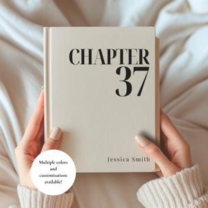 Puede incluir: Un libro de tapa dura de color crema con el texto negro CHAPTER 37 impreso en una fuente serif grande en la parte superior y el nombre Jessica Smith impreso en una fuente serif más pequeña en la esquina inferior derecha.