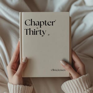 Puede incluir: Un libro color crema titulado "Chapter Thirty" en escritura negra, con el nombre del autor, Olivia Jensen, en la parte inferior. El libro está sostenido por una persona que lleva un suéter color crema.