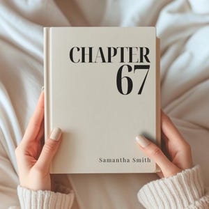 Puede incluir: Un libro de tapa dura con una cubierta de color crema que presenta el texto negro "CHAPTER 67" en una fuente serif grande en la parte superior y el nombre "Samantha Smith" en una fuente serif más pequeña en la esquina inferior derecha.