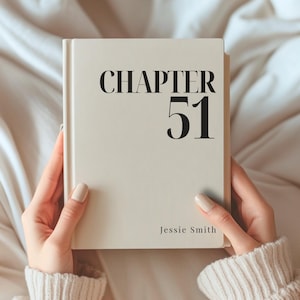 Puede incluir: Un libro de tapa dura con una cubierta de color crema que presenta el texto negro "CHAPTER 51" en una fuente serif grande en la parte superior y el nombre "Jessie Smith" en una fuente simple más pequeña en la esquina inferior derecha.