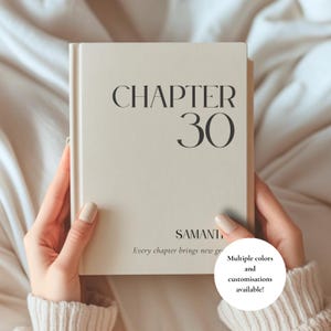 Może przedstawiać: Kremowa książka w twardej oprawie z czarnym napisem CHAPTER 30 na przedniej okładce. Pod liczbą znajduje się imię SAMANTHA wydrukowane na czarno, a poniżej tekst Every chapter brings new growth mniejszą czcionką.